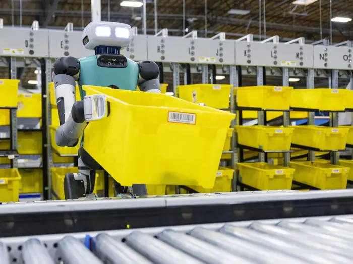 Pe masura ce numarul robotilor Amazon creste, lucratorii isi fac griji pentru viitorul lor
